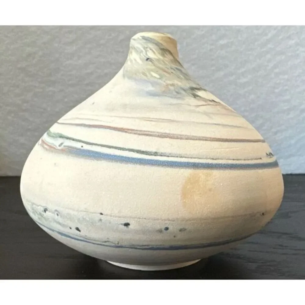 Small Pottery Vase,‎ Signed 4